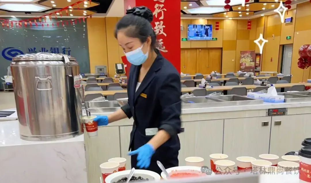 米兰在线登录餐饮乌市一分公司：立冬美食节，温暖职工心